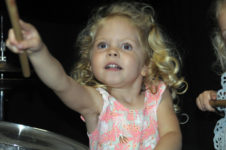 klein meisje op drumstel